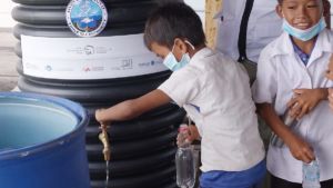 safe-water-cube-enfant-utilisant-fontaine